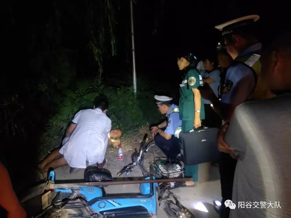 阳谷突发车祸,半挂车撞向电动车.一名男子躺在地上呻吟.