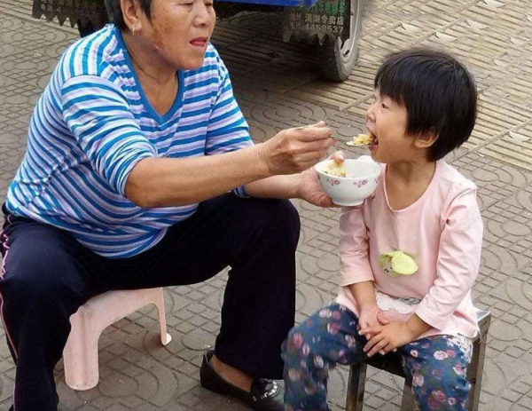                     这种喂饭方式，不仅损伤脾胃，还影响大脑发育！家长可别大意