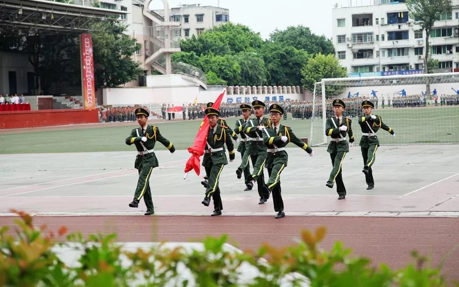 三台县潼川镇武装部部长翟丁,军训总教官彭振荣,三台中学党委书记校长