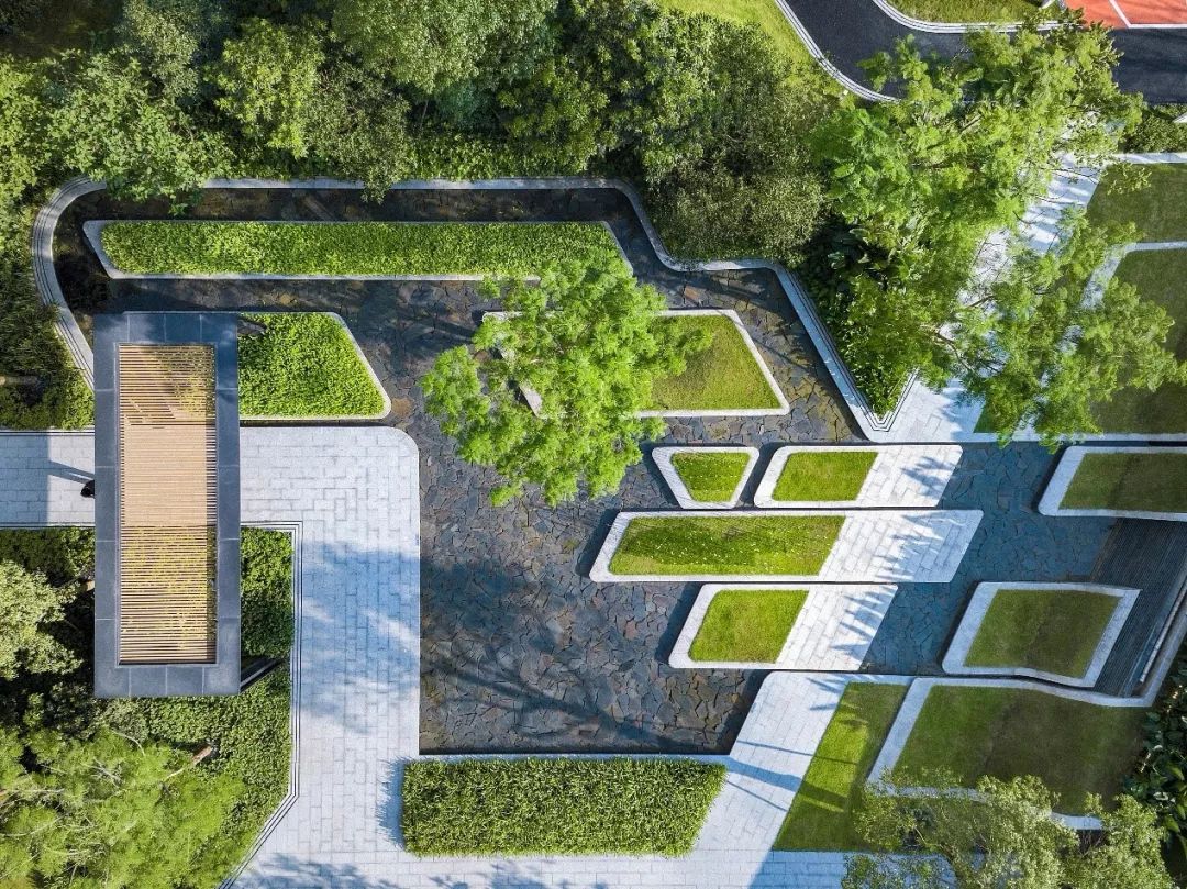 叠水汀步中连贯起伏的地形变化回应"都市中的绿丘"的设计概念,主题