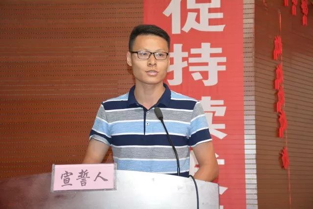 大会上,陈新山副校长介绍了学校新引进的教师,办公室主任涂俊武就学校