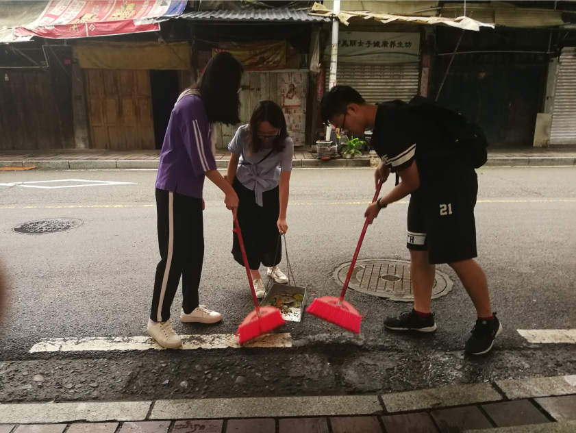 成员在清扫街道