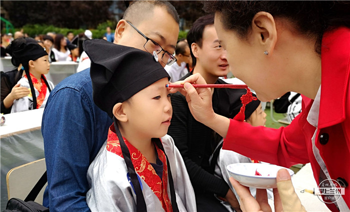 正衣冠,点朱砂,写"人"字.这所学校的开学有点特别