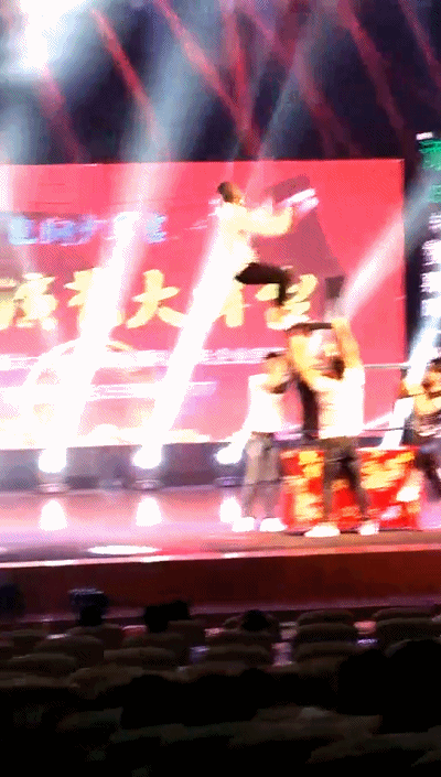 表演东北二人转你想要的这里都有东北笑星云集超强演员阵容盛大开幕