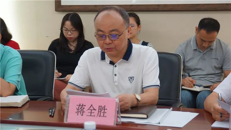 蒋全胜向熊局长汇报棋院工作熊局长指出,成都素有"棋城"美誉,在赛事