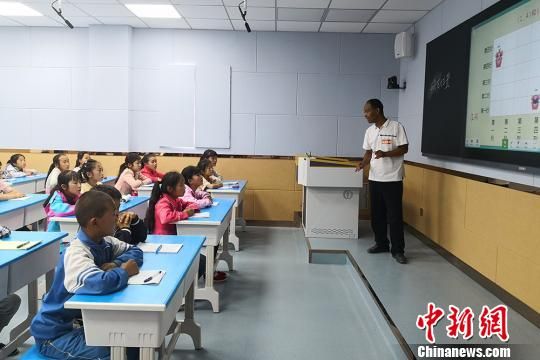 扎根甘肃舟曲草根教师:命运多舛,学生笑脸是治愈良方 扎根甘肃舟曲草根教师:命运多舛,学生笑脸是治愈良方