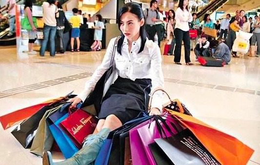 女孩为卖奢侈品包摔伤脚、吃了三个月泡面,因为一句话瞬间崩溃了! 女孩为卖奢侈品包摔伤脚、吃了三个月泡面,因为一句话瞬间崩溃了!