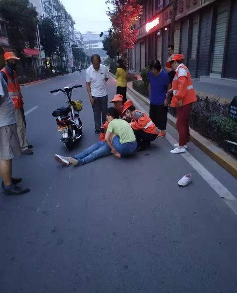 马先生说,8月26日早上6时左右,她的母亲张粉娥在东新路清扫路面,孔某