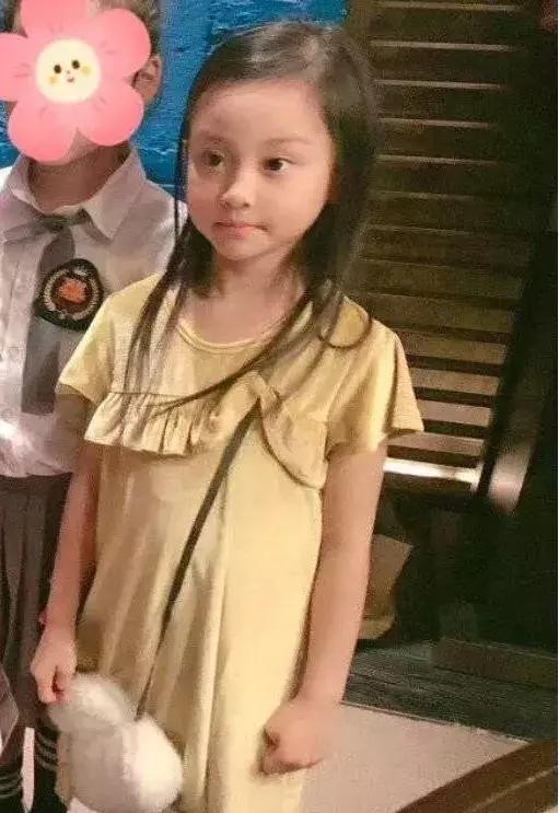 不姓贾？李小璐疑似给女儿甜馨改名换姓……