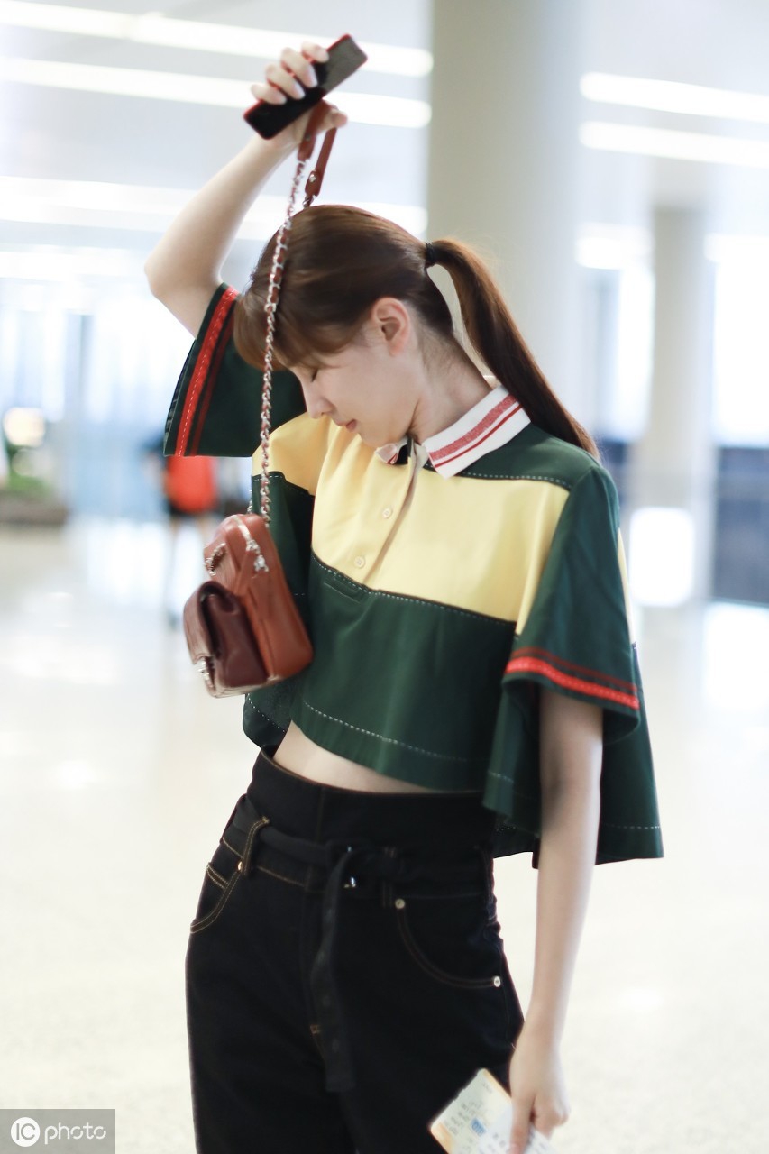 "乖乖女"乔欣美照,机场露脐装很有看点