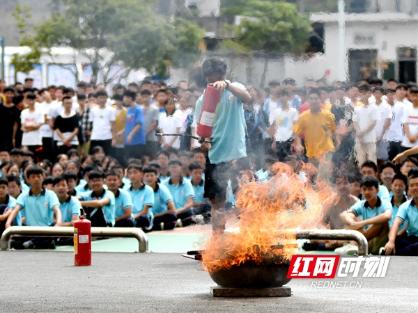 8月30日,双峰县第五中学的学生进行消防安全应急逃生演练.