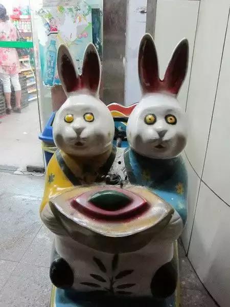                     一块钱坐一次的摇摇车，眨眼就能要了孩子的命
