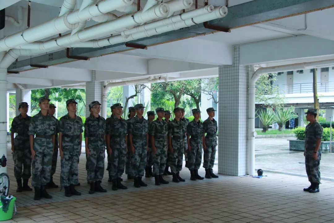 教官军训大雨滂沱中的坚持无悔