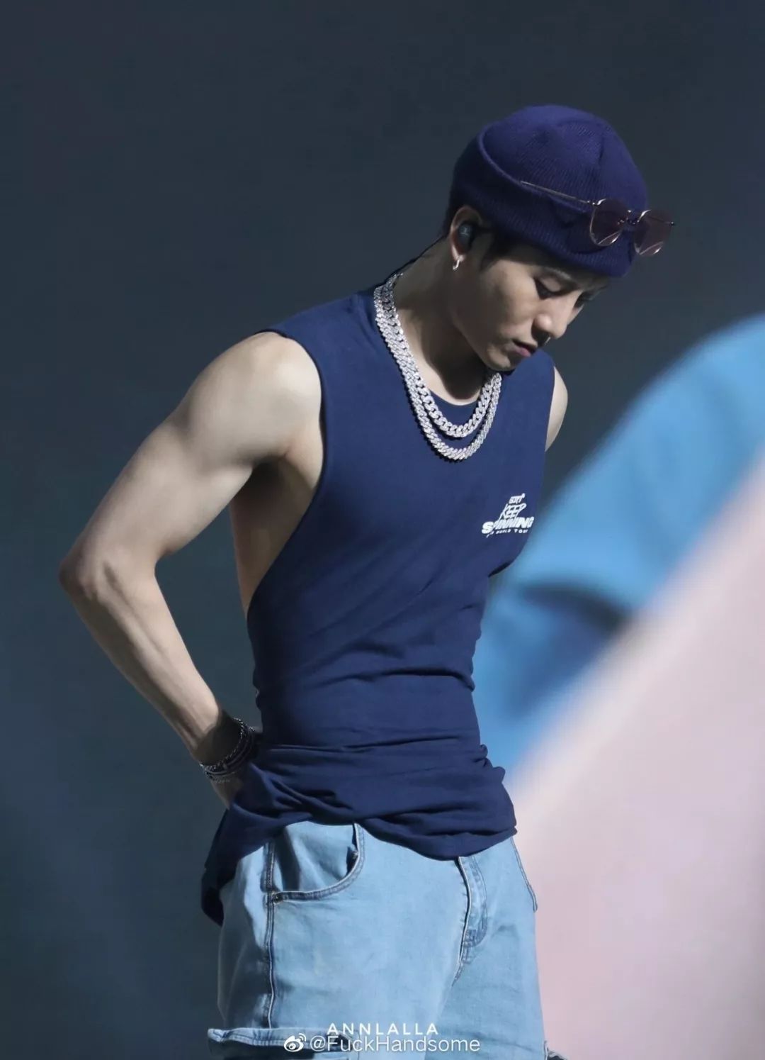 还有王嘉尔的腰,也很细.腰围才68cm!
