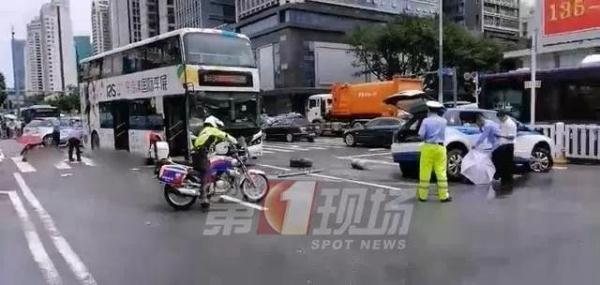 深圳繁忙路段一的士与双层大巴碰撞，市民手机拍下撞击过程