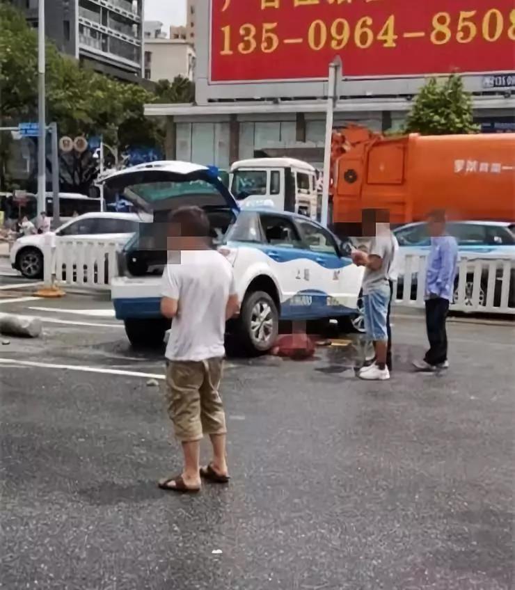 深圳闹市车祸目击者：的士撞上大石柱，再撞公交，一人被压在车下
