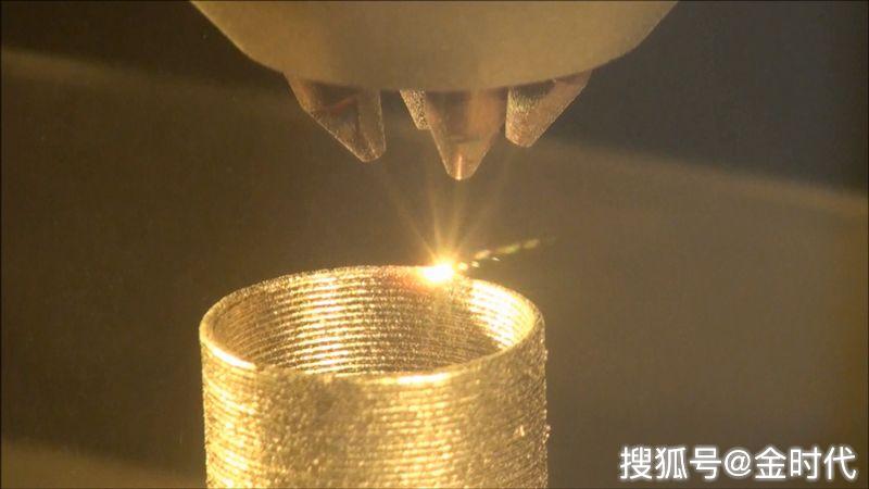 通过数控装置控制的扫描器照射液体光敏树脂的表面,所述扫描器在表面