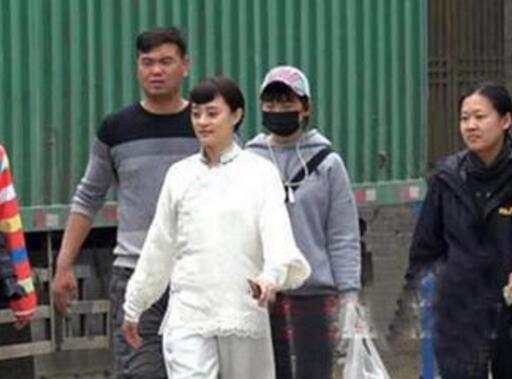 邓超发孙俪黑照:素颜对镜瞪着眼睛,霸气瞬间爆发