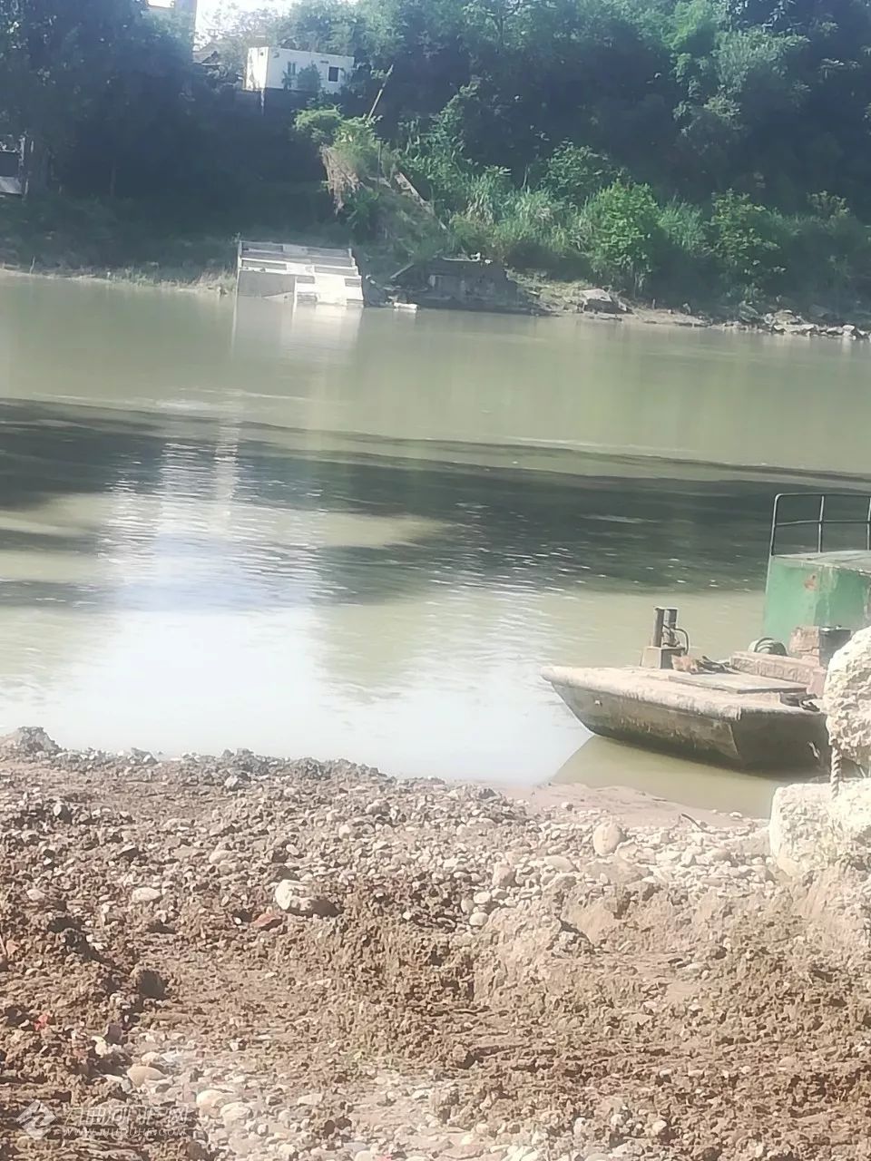 此时河对面海事局的车停在河对面,这样污染沱江河也没人管管