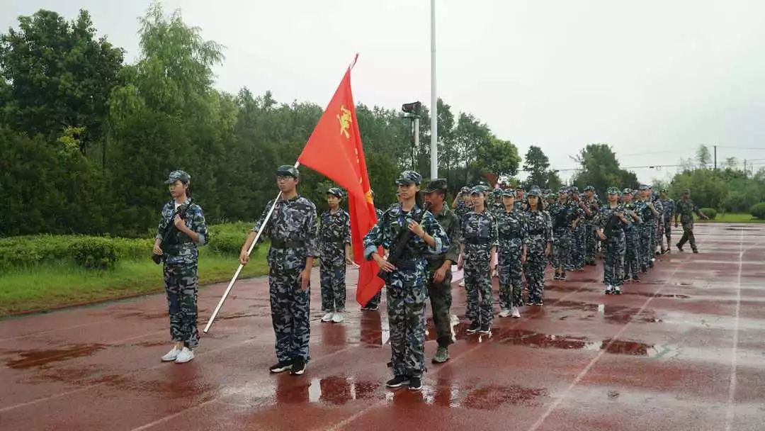 雨中分列式 ★军训第六天,小编一大早再次赶往如东小洋口军训基地