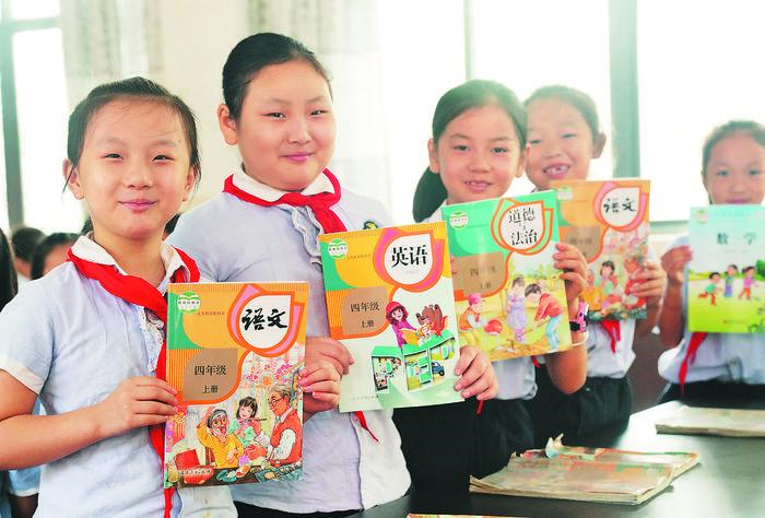 侠们的课本变“胖”了 合肥中小学三个科目换教材 侠们的课本变“胖”了 合肥中小学三个科目换教材
