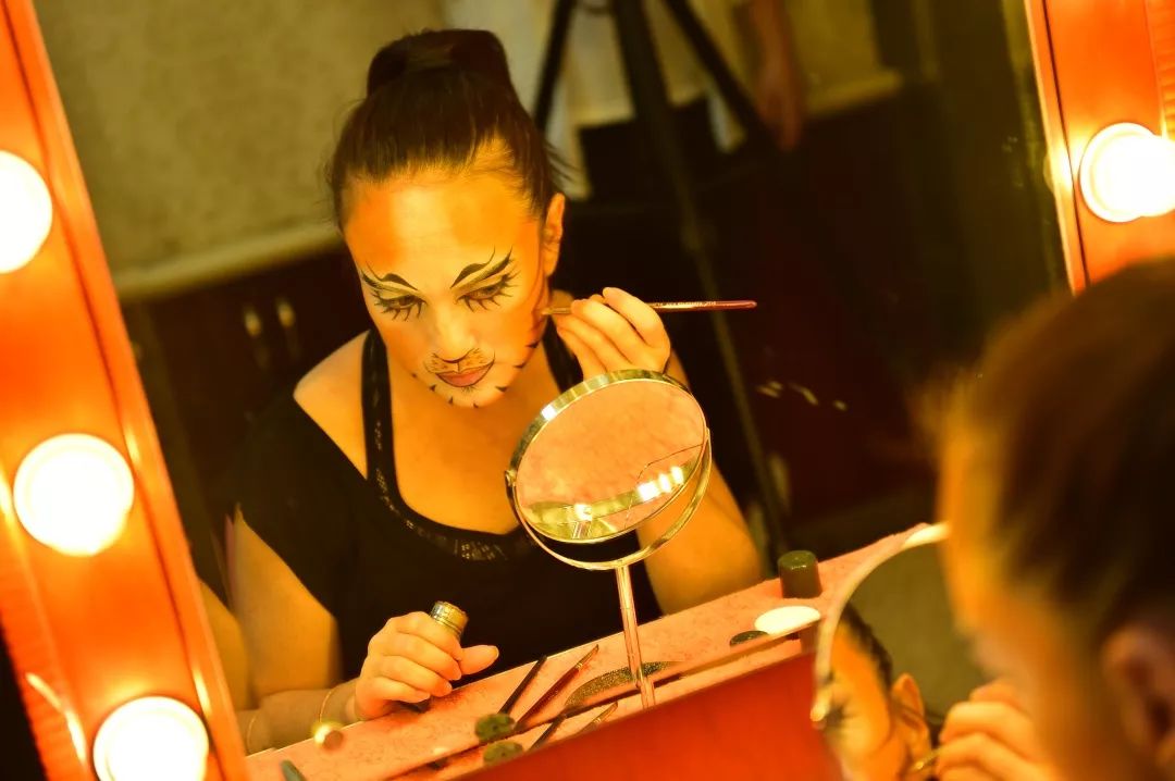 发圈彩虹屁文案都帮你准备好了,你与音乐剧《