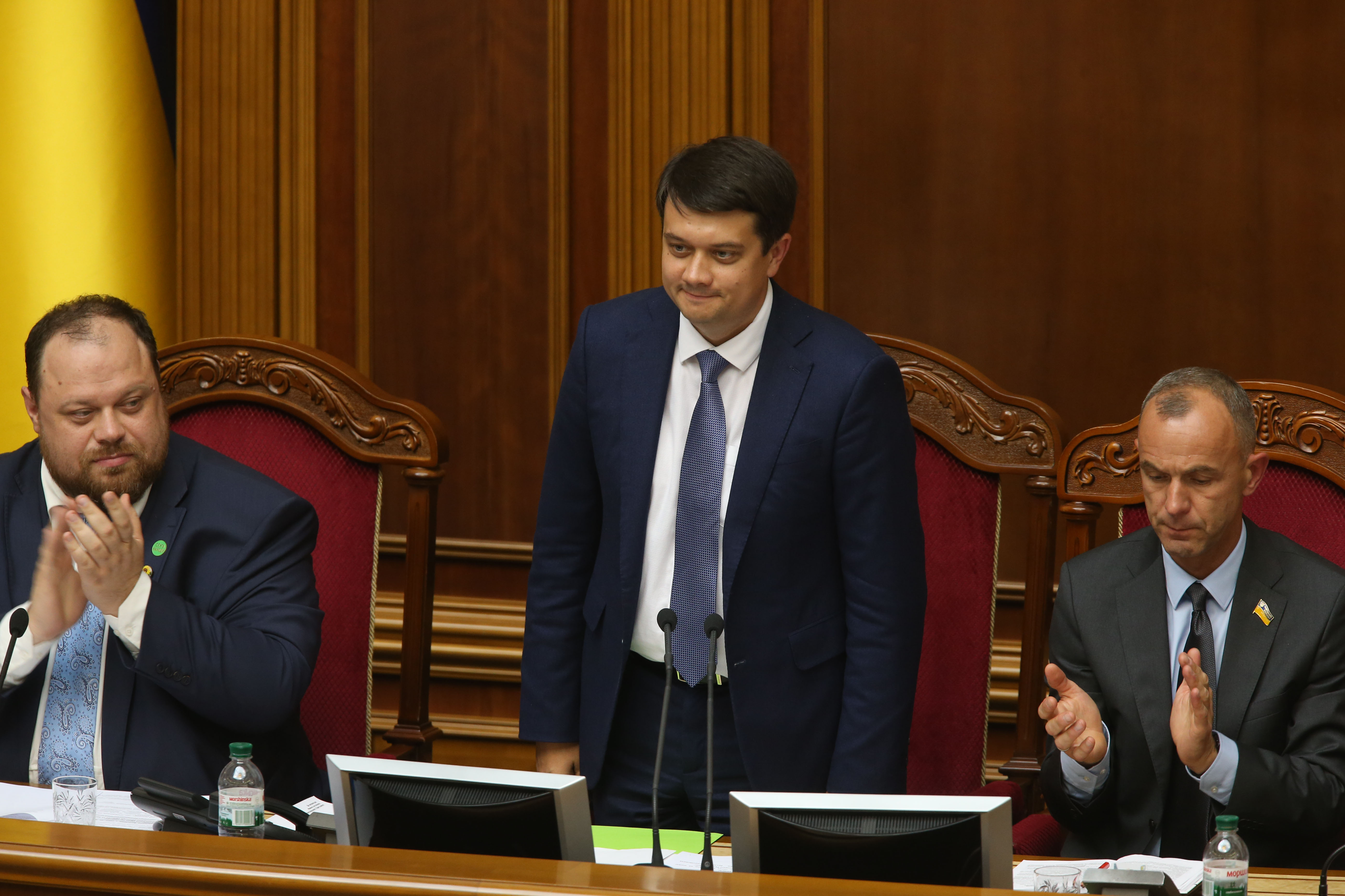 乌克兰人民公仆党主席拉祖姆科夫当选议长