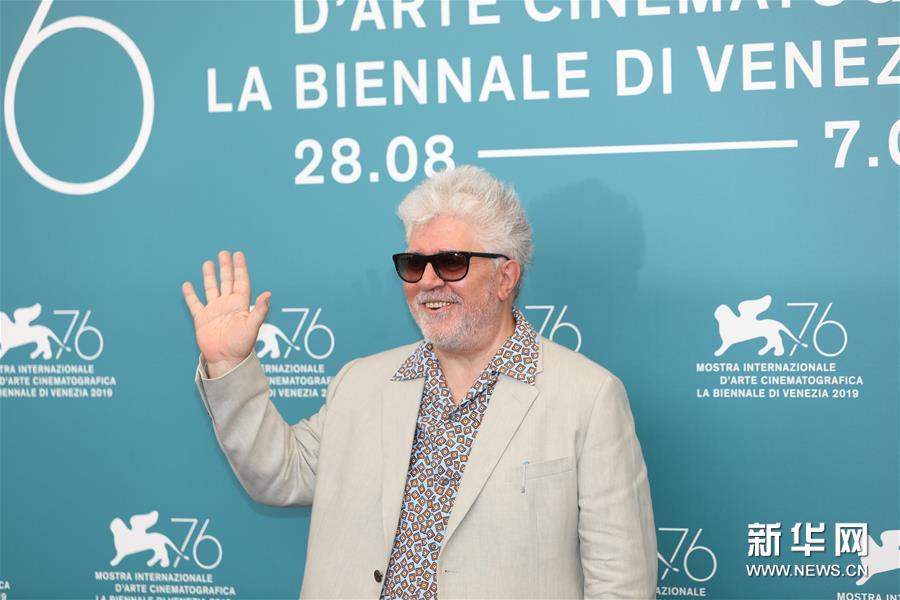 西班牙导演佩德罗·阿莫多瓦获得威尼斯电影节终身成就金狮奖