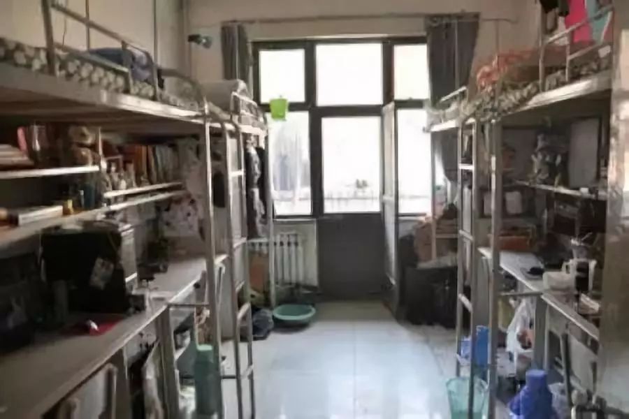 滨州学院烟台大学六人间,有阳台但是不能用,无独立洗手间,上铺是铺