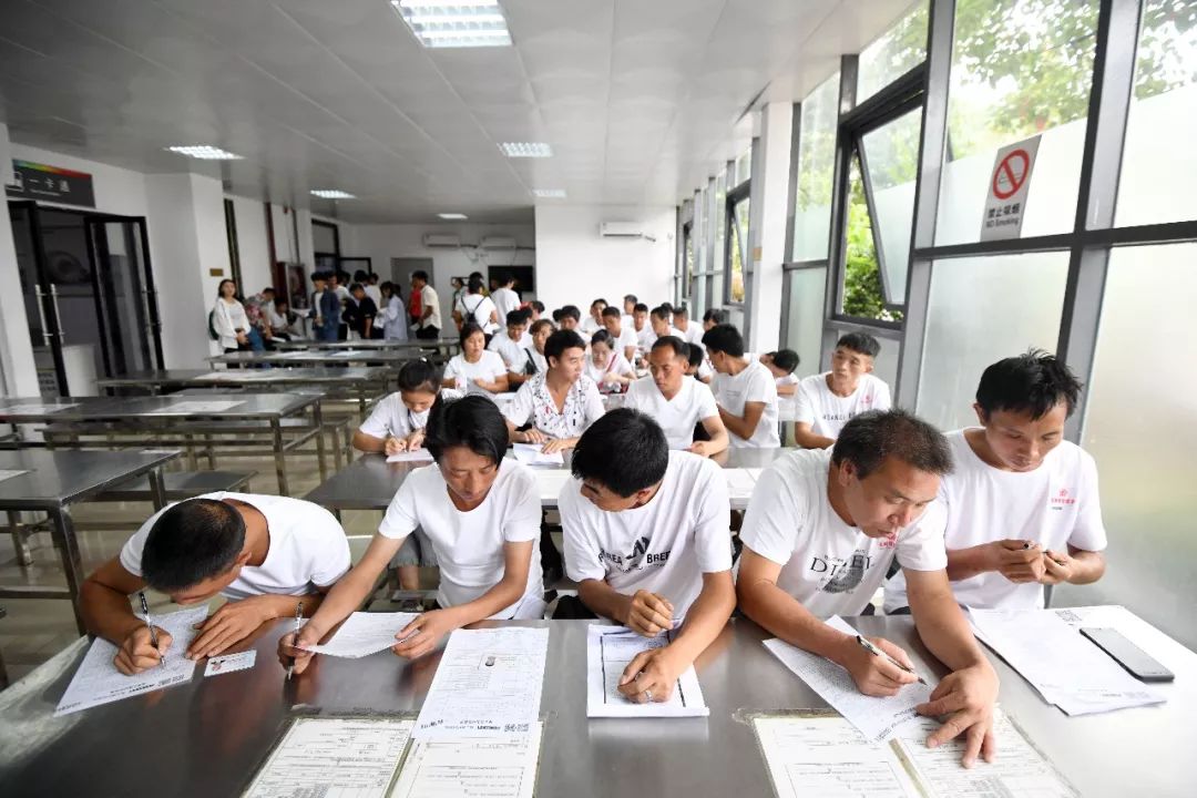 脱贫攻坚战人口就业_脱贫攻坚战图片(2)
