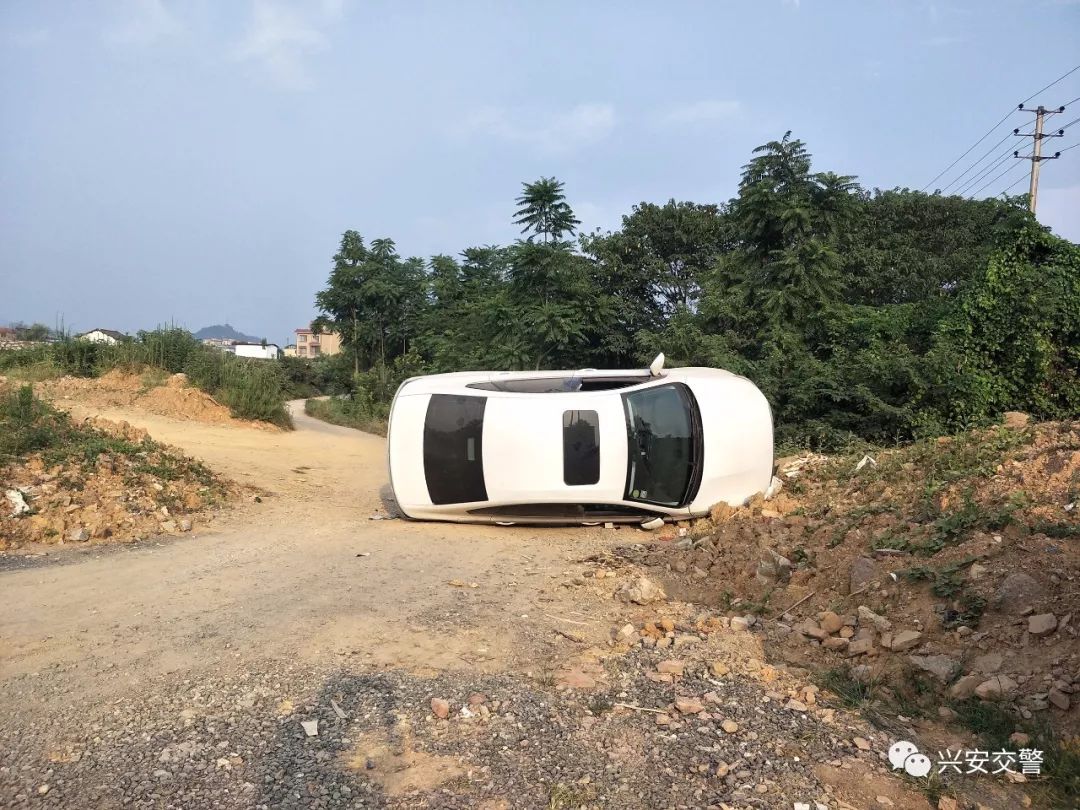 车祸丨怎么开的?桂林一辆小车四轮朝天,地上血迹斑斑!