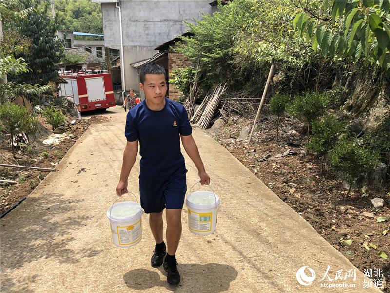 湖北咸宁百余户村民用水告急 消防员送水解民忧