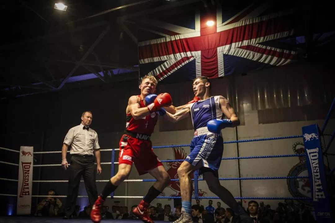 arran devine上勾拳击中了对手 rob travis/raf