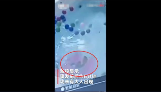                     亲妈放任2岁大儿子独自游泳，游泳圈翻转致溺亡，当妈的上厕所去