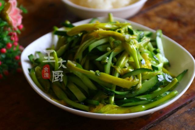 黄花菜和它一起下锅炒，又鲜又嫩好吃下饭，营养美味做法还简单