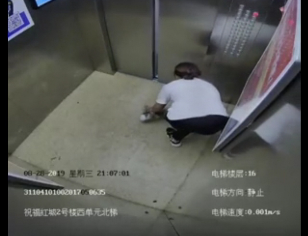 辣眼睛！一年轻女子在小区电梯内大便被监控拍下_北京时间
