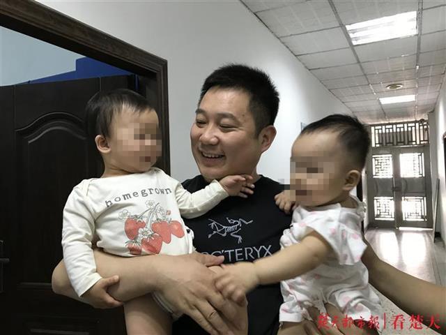 刚生下的双胞胎被人卖了，记者随警南下，见证粤东山区“寻婴记”