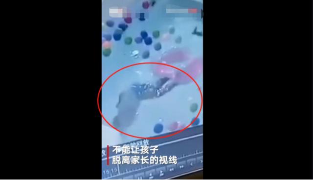                     亲妈放任2岁大儿子独自游泳，游泳圈翻转致溺亡，当妈的上厕所去
