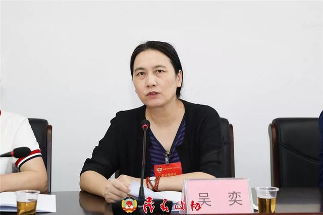 视察团副团长吴奕主持座谈会.视察团成员先后发言.座谈会现场.