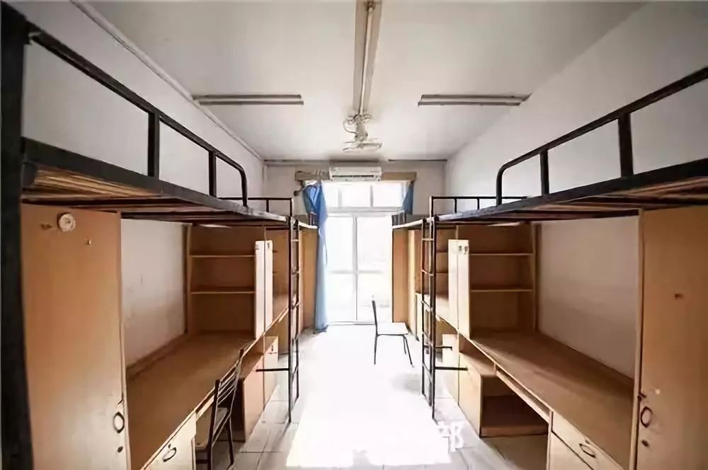 唐山师范学院 文科宿舍有空调六人间上下铺,两层一个洗衣机.