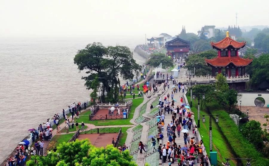 是天下奇观海宁潮的最佳观赏点景观海塘,2座观潮楼,6个观潮台是"浙江