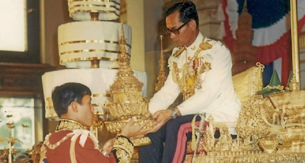 67岁泰国国王也曾年轻和帅气!穿军装匍匐在父亲脚下显