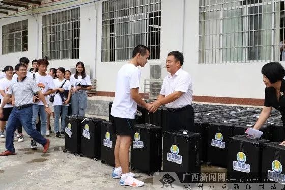 "新奥助我上大学"公益活动同时在大化,天峨,东兰三县高级中学启动,为