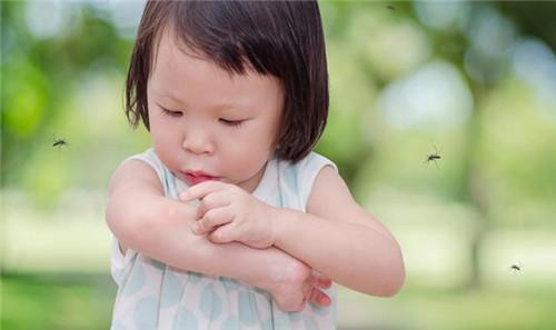                     宝宝让妈妈给挠痒痒，妈妈总挠不对地方，之后宝宝的反应太萌了