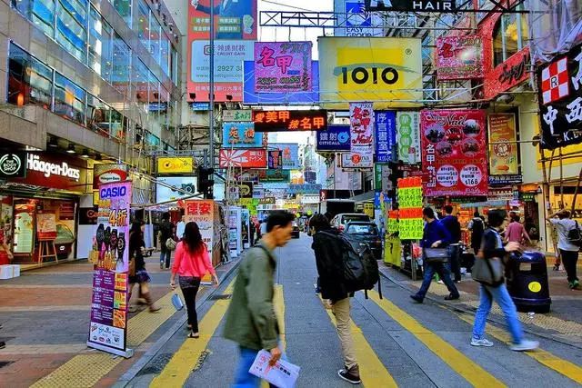 香港街头的广告牌,没有特色,所以没有任何一个是给你留下印象的.