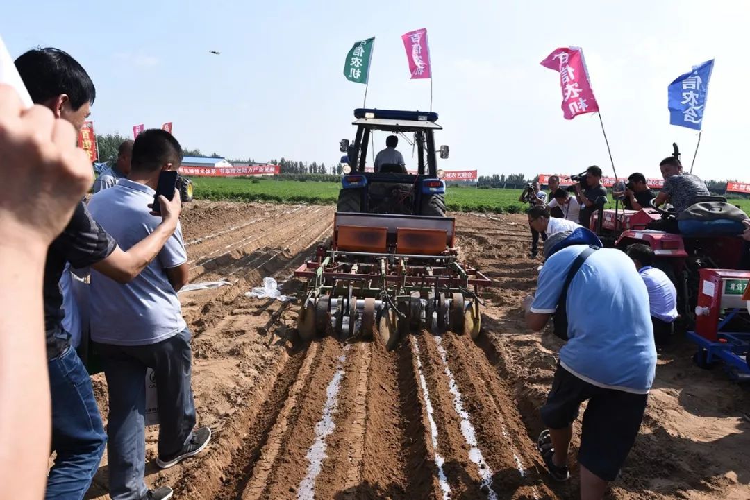 农机地头展2019年花生生产农机农艺农服大会顺利举办