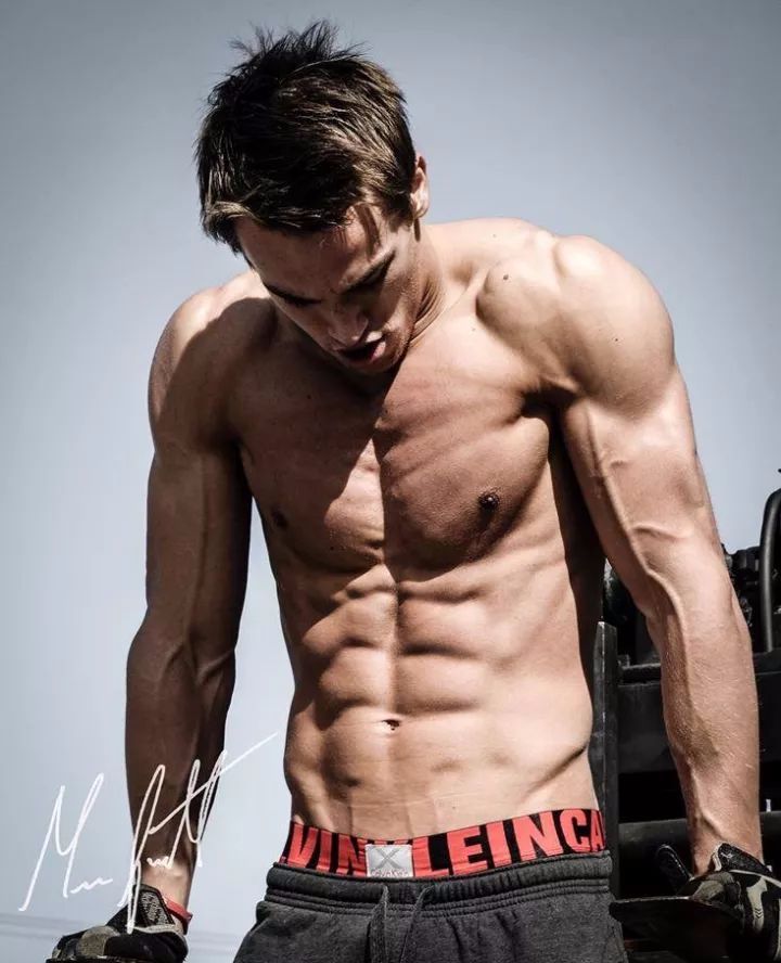 八块腹肌洗澡洗全身的样子 f64482be13d440adb8729eceba7b145a.jpeg