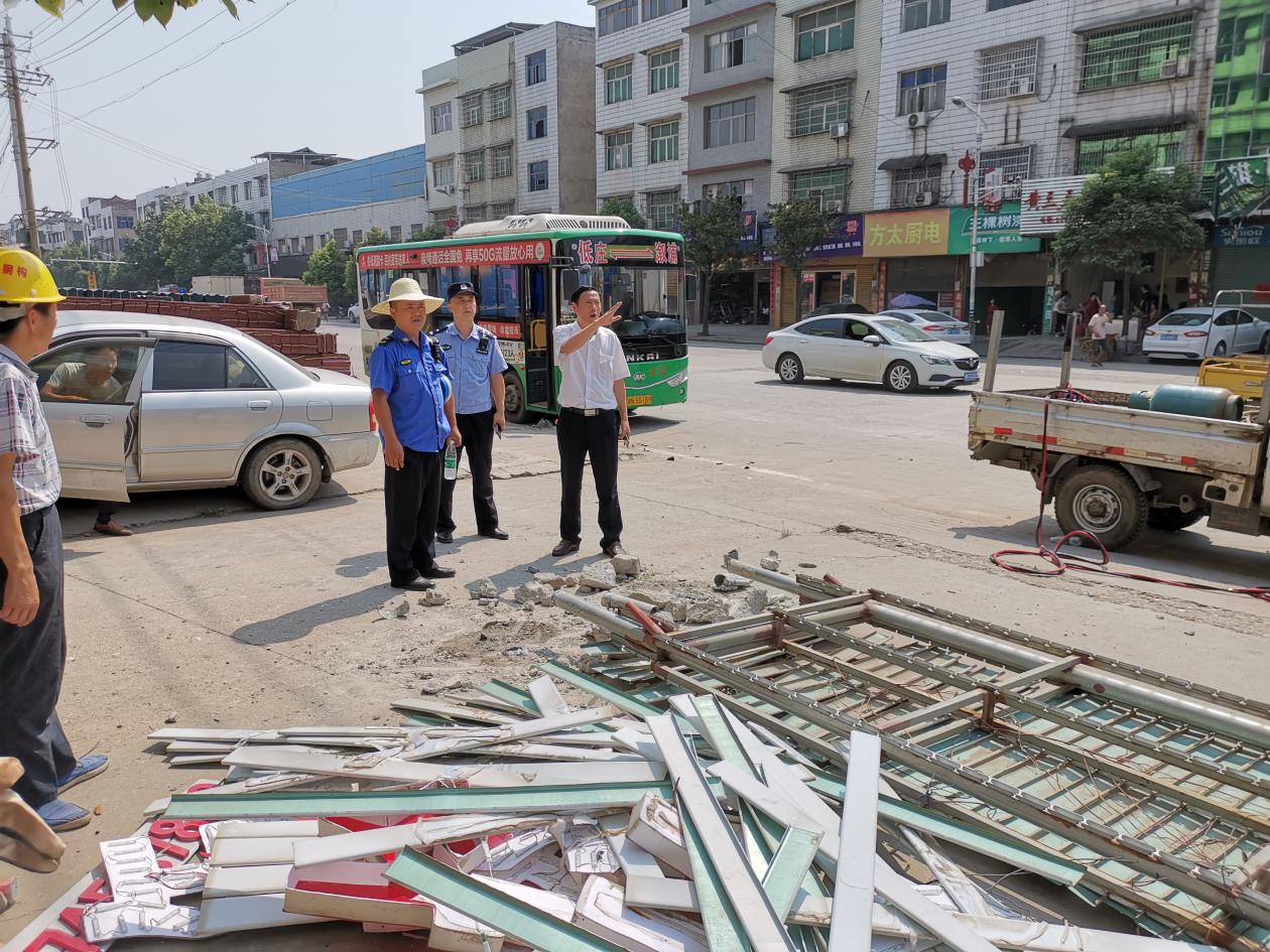 (来源:怀化市溆浦县人民政府) 8月22日,低庄镇市政秩序第二轮综合