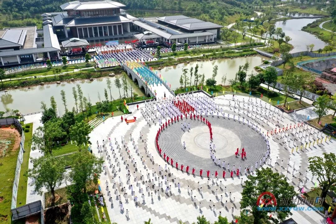 壮观万人游太极大汇演今天在新兴县惠能纪念广场隆重举行