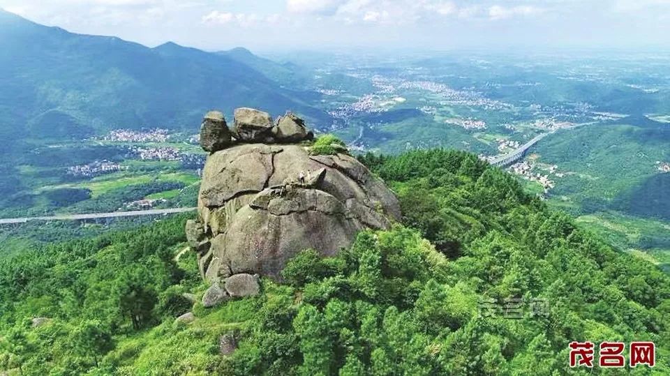 三人石所在的山为高州根子镇和电白霞洞镇的界山,石头所在的位置地名